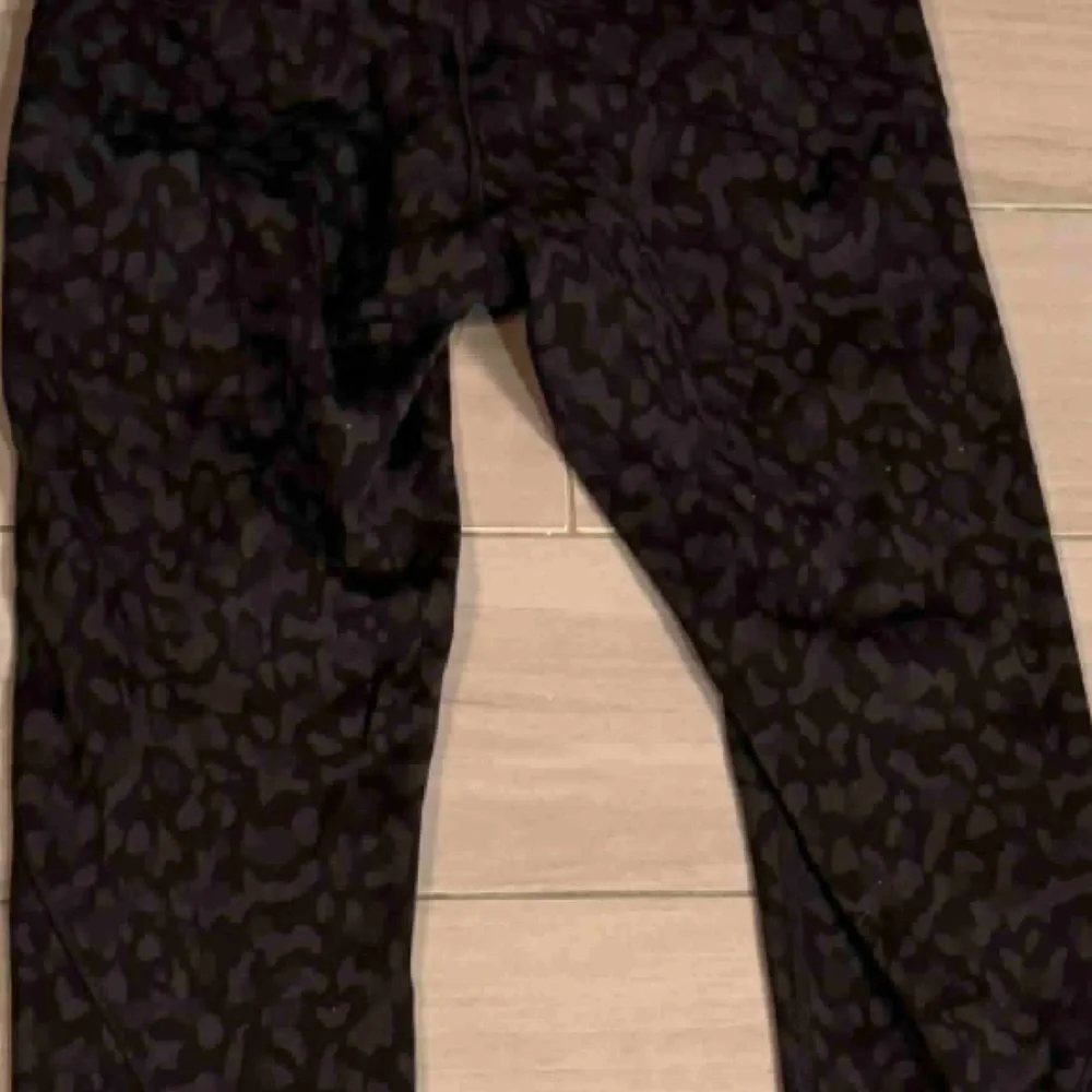 Lululemon Black Patterned Leggings size 6